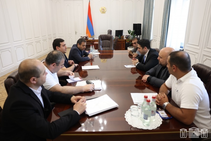 Ալեն Սիմոնյանն ընդունել է Երևանի 33-րդ թաղամասի մի խումբ բնակիչների