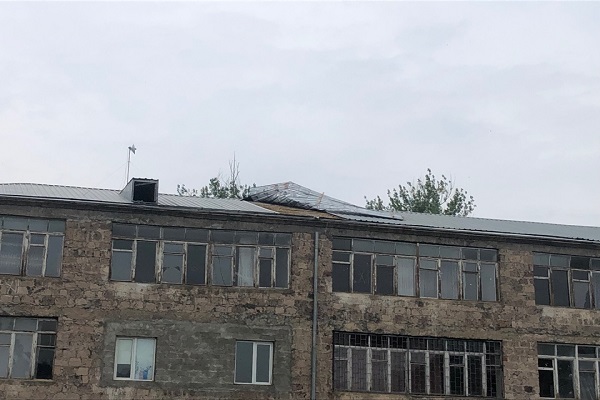 Գետափ գյուղում ուժեղ քամուց պոկվել է դպրոցի տանիքի թիթեղյա ծածկից մի հատված