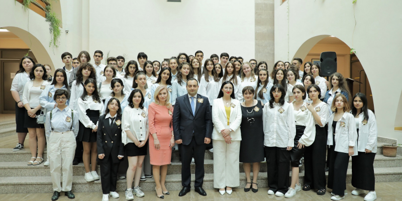 «Ես չեմ եղել Փարիզում». «Հակոբ Կոջոյան» կրթահամալիրի շրջանավարտները վերջին դասն ազդարարել են յուրատեսակ ցուցահանդեսով