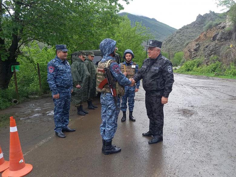 Ոստիկանության պետն ու ՈԶ հրամանատարն այցելել են Սյունիքի մարզի սահմանային անցակետեր