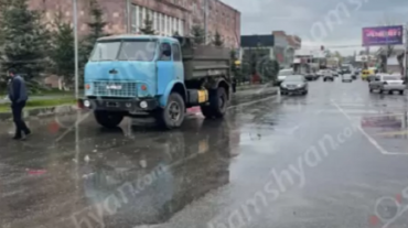 Ավտովթար Ապարան քաղաքում. բախվել են «Մազ» բեռնատարն ու Mercedes-ը