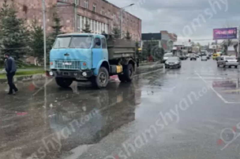 Ավտովթար Ապարան քաղաքում. բախվել են «Մազ» բեռնատարն ու Mercedes-ը