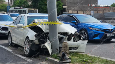 Ավտովթար Երևանում. Mersedes-ը բախվել է ցուցանակին, կոտրել այն, ապա բախվել երկաթե սյանը. վիրավորներից մեկը երեխա է