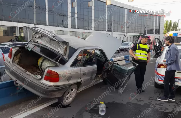 Երևանում բախվել են Kia Rio-ն ու Opel-ը. այն հայտնվել է բաժանարար գոտում տեղադրված բետոնե արգելապատնեշի վրա