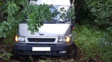 Տաթևի վանքին հարակից տարածքում «Ford»-ը դուրս է եկել ճանապարհի երթևեկելի հատվածից, սահել ձորը և բախվել ծառին