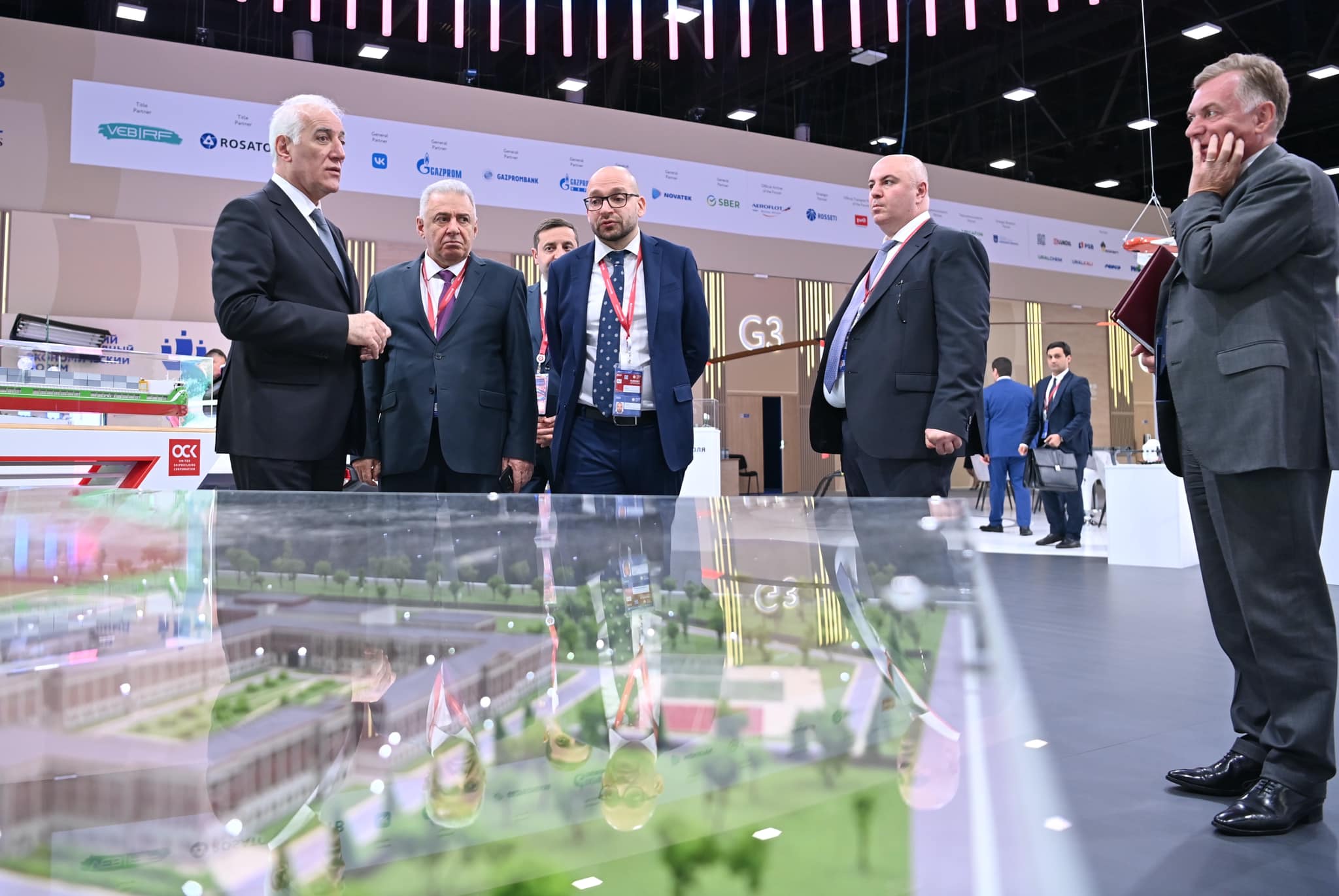 Վահագն Խաչատուրյանը շրջել է Սանկտ Պետերբուրգի միջազգային տնտեսական ֆորումի էքսպոյի տաղավարներով