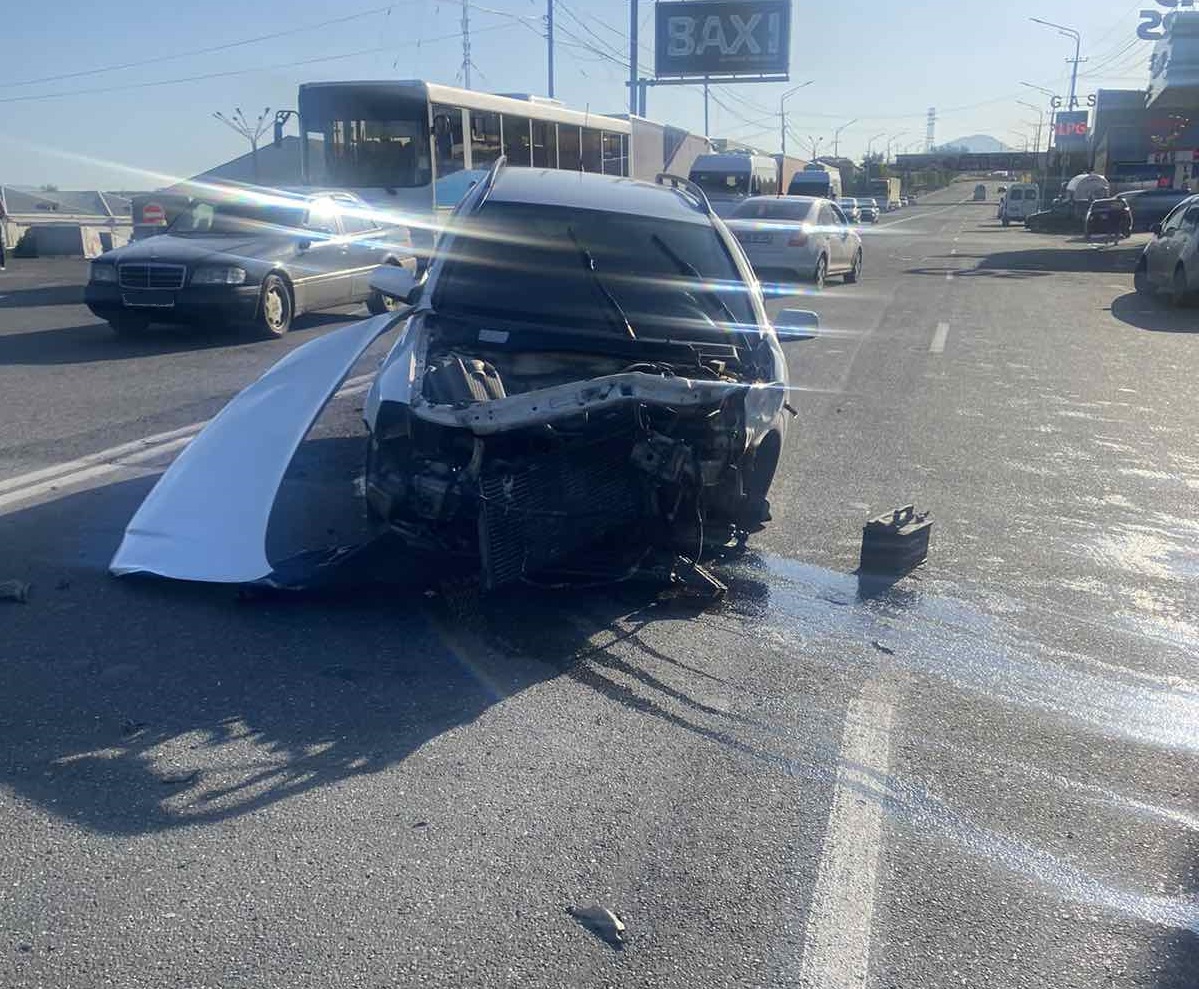 Թբիլիսյան խճուղում բախվել է 3 ավտոմեքենա, կան տուժածներ