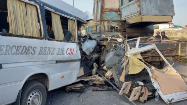 «Mercedes-Benz Sprinter»-ը  բախվել է կայանած «ZIL» բեռնատարին. կան տուժածներ և արգելափակված քաղաքացիներ