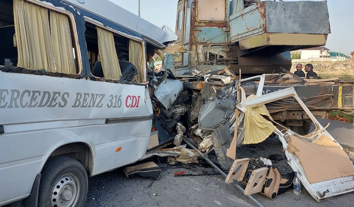 «Mercedes-Benz Sprinter»-ը  բախվել է կայանած «ZIL» բեռնատարին. կան տուժածներ և արգելափակված քաղաքացիներ
