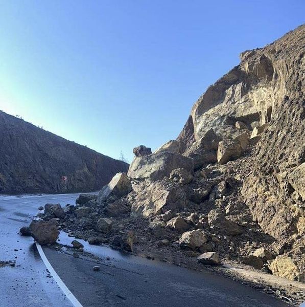 Առատ տեղումների հետևանքով Նորավան-Շամբ ավտոճանապարհի մի քանի հատվածներում տեղի է ունեցել քարաթափում. ճանապարհը փակ է