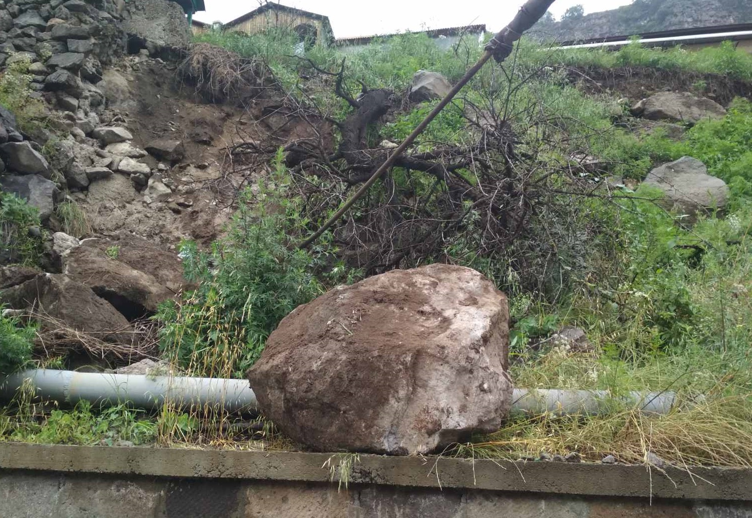 Քարաթափում՝ Ալավերդի քաղաքի Սանահին կայարանի սկզբնամասում