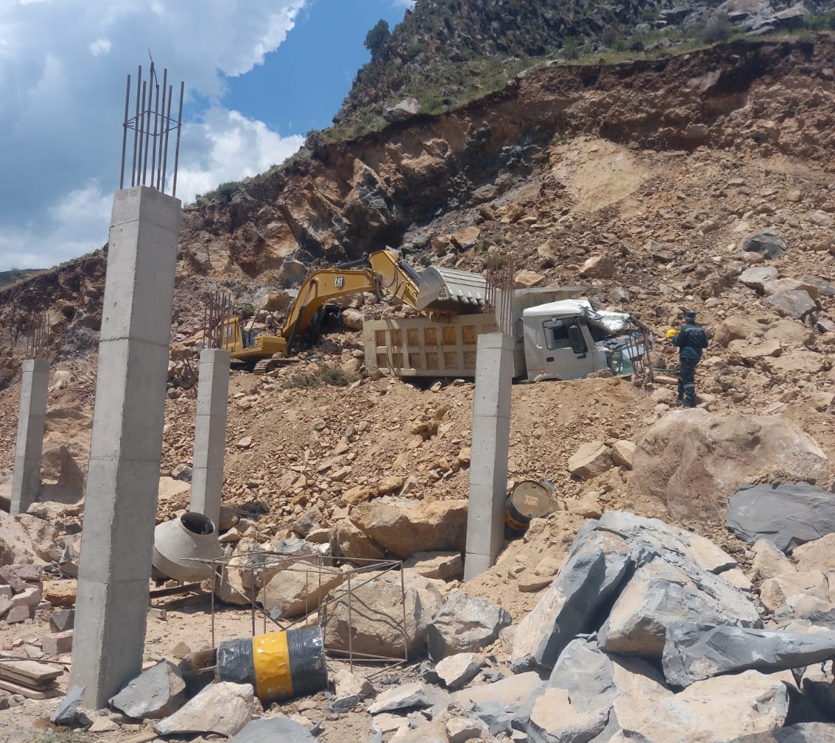 Փլուզում Բջնիում. հողաքարային զանգվածը լցվել է բեռնատարի և էքսկավատորի վրա