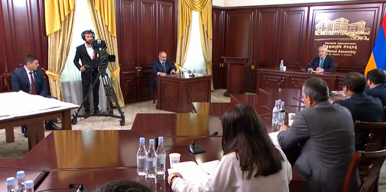 ՀՀ վարչապետն ԱԺ-ում է՝ պատասխանելու 2020 թ․ ռազմական գործողությունների հանգամանքներն ուսումնասիրող քննիչ հանձնաժողովի անդամների հարցերին
