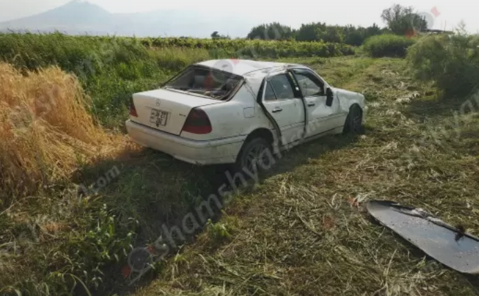 Ավտովթար՝ Արարատի մարզում․ 34-ամյա վարորդը Mercedes-ով մի քանի պտույտ շրջվելով՝ հայտնվել է դաշտում
