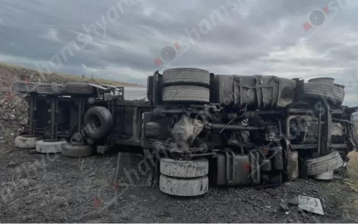 32-ամյա վարորդը MAN կցորդիչով բեռնատարով բախվել է բետոնե մի քանի արգելապատնեշների և կողաշրջված հայտնվել դաշտում
