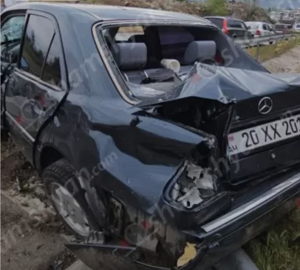 Արագածոտնի մարզում 29-ամյա վարորդը Mercedes-ով մխրճվել է երկաթե արգելապատնեշների մեջ. բժիշկները պայքարում են վիրավորի կյանքի համար
