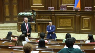 Ալեն Սիմոնյանը հանդիպել է «Հիշատակի գնացք» մշակութային-կրթական նախագծի աշակերտների հետ