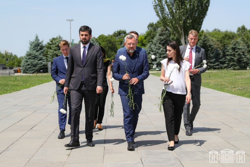 ԳԴՀ Բունդեսթագի արտաքին հարաբերությունների հանձնաժողովի նախագահն այցելել է Ծիծեռնակաբերդի հուշահամալիր