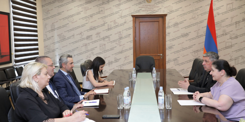 Արա Խզմալյանը հանդիպել է Սուրբ Աթոռի (Վատիկան) առաքելական նվիրակ արքեպիսկոպոս Ժոզե Ավելինու Բետանկուրին
