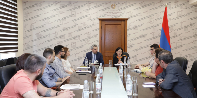 ԿԳՄՍ նախարարը հանդիպել է գրական ոլորտի ներկայացուցիչների հետ