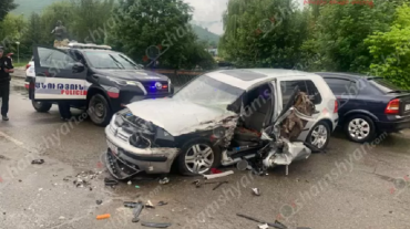 Վանաձորում բախվել են Volkswagen Golf-ն ու Hino 700-ը․ Volkswagen-ը վերածվել է մետաղի ջարդոնի