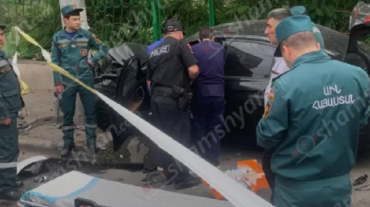 Ավանում բախվել են Hyundai-ն ու BMW-ն. վերջինս էլ բախվել է էլեկտրասյանն ու հայտնվել մայթին. կա վիրավոր