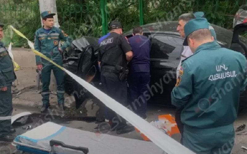 Ավանում բախվել են Hyundai-ն ու BMW-ն. վերջինս էլ բախվել է էլեկտրասյանն ու հայտնվել մայթին. կա վիրավոր