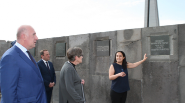 ԱՄՆ Կանզաս նահանգի նահանգապետ Լորա Քելին այցելեց Հայոց ցեղասպանության հուշահամալիր