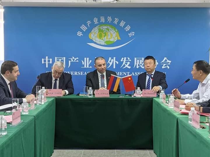 Էկոնոմիկայի նախարարը Պեկինում հանդիպել է Արտերկրում չինական ձեռնարկությունների զարգացման ասոցիացիայի նախագահի և չինացի գործարարների հետ