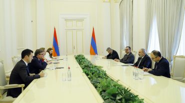 Վարչապետը և ԱՄՆ պետքարտուղարության պատվիրակությունը քննարկել են Լեռնային Ղարաբաղում ստեղծված հումանիտար ճգնաժամին, հայ-ադրբեջանական սահմանին վերաբերող հարցեր