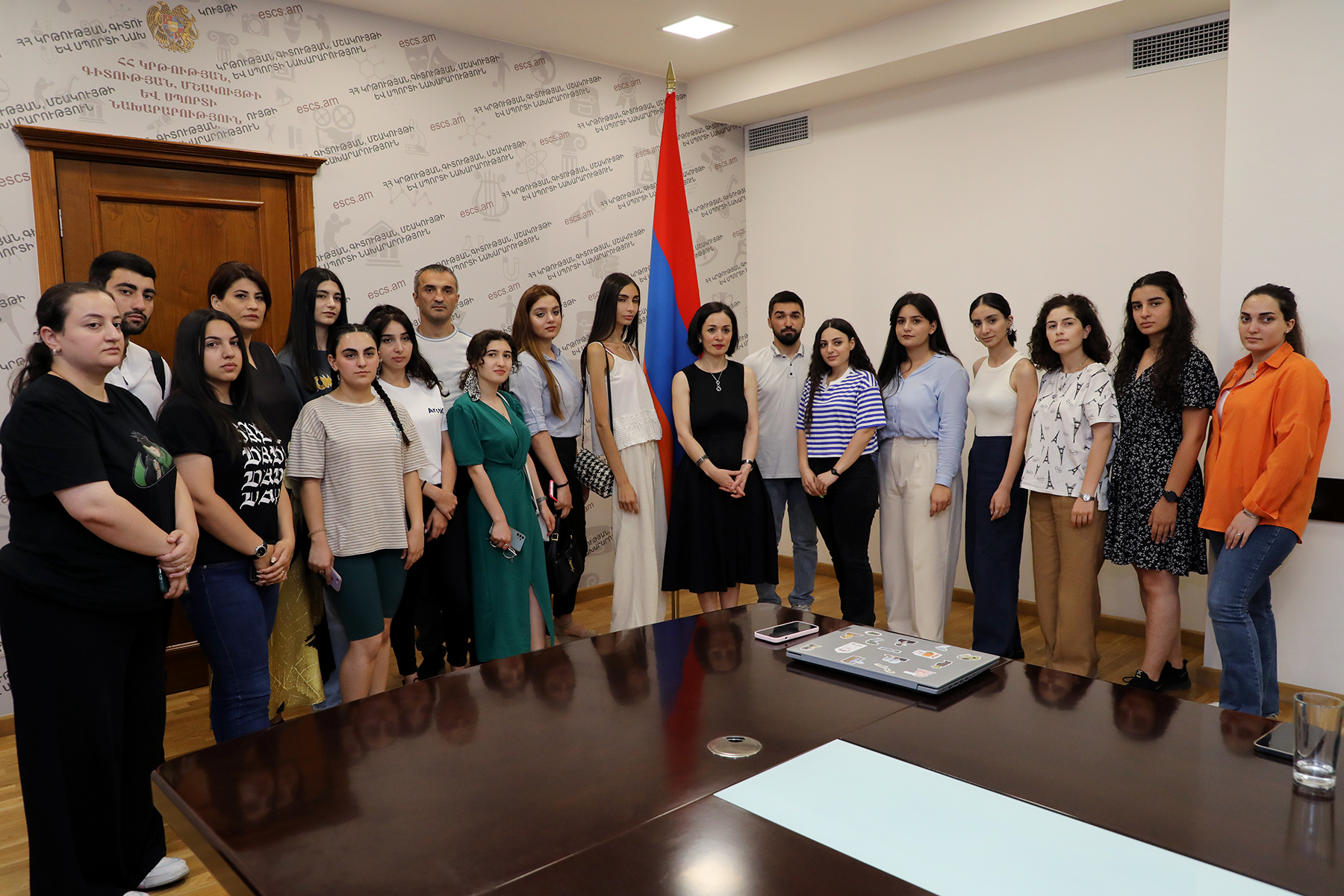 ԿԳՄՍ նախարար Ժաննա Անդրեասյանը հանդիպել է Հակակոռուպցիոն դպրոցի ունկնդիրներին