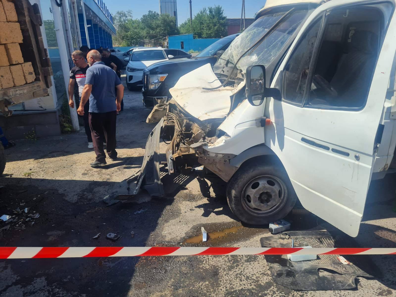 Էջմիածին-Երևան ավտոճանապարհին բախվել են «ZIL» և «GAZelle» մակնիշների բեռնատարները․ կա տուժած