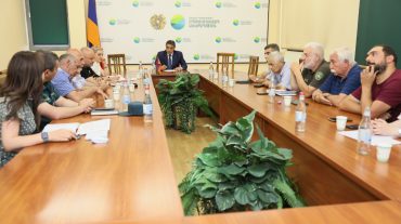 Գորշ արջերի կողմից համայնքների բնակիչներին հասցրած վնասների վերաբերյալ քննարկում շրջակա միջավայրի նախարարությունում