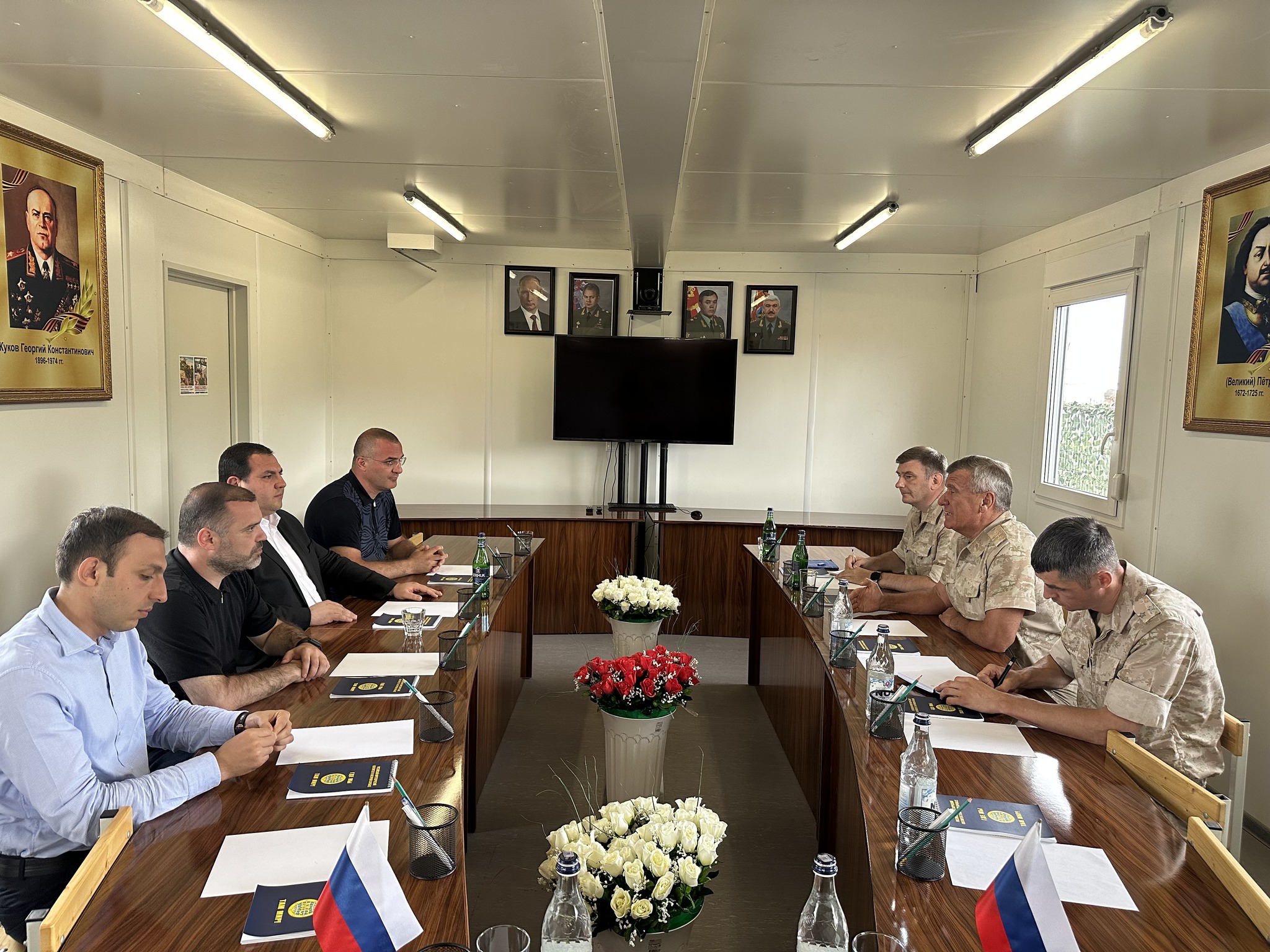 Արցախի պետնախարարը հանդիպել է ՌԴ խաղաղապահ ուժերի հրամանատարի հետ