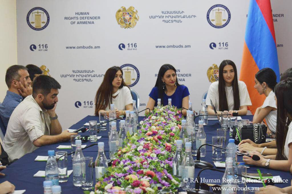 Յուրաքանչյուրիս պատասխանատվությունն է ձևավորել այնպիսի միջավայր, որտեղ բոլորս կարողանանք համերաշխ ապրել․ ՄԻ Պաշտպանն ընդունել է Հակակոռուպցիոն դպրոցի ունկնդիրներին