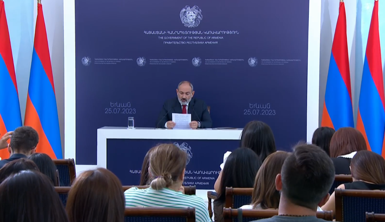 Նիկոլ Փաշինյանը պատասխանում է լրագրողների հարցերին