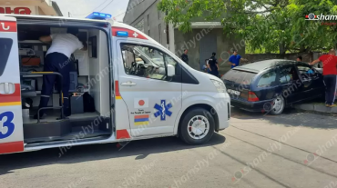 Նուբարաշենում 68-ամյա վարորդը Mercedes-ով կոտրել է հետիոտնի համար նախատեսված ցուցանակն ու բախվել է ցայտաղբյուրի բետոնե հատվածին