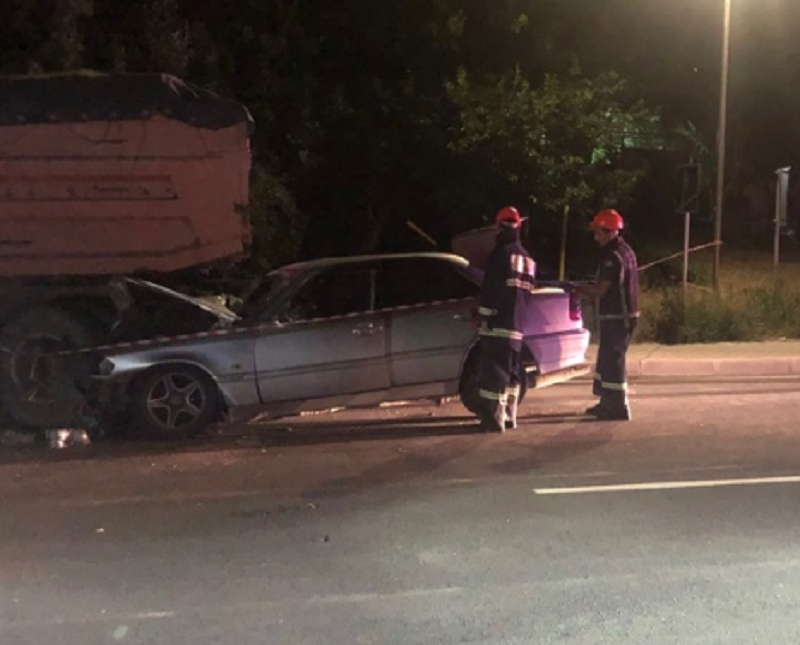 Երևան-Մեղրի ավտոճանապարհին «Mercedes-Benz»-ը բախվել է կայանած «KamAZ»-ին. կա 2 զոհ