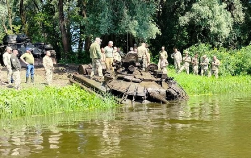 Դեսնա գետից ռուսական տանկ է դուրս բերվել