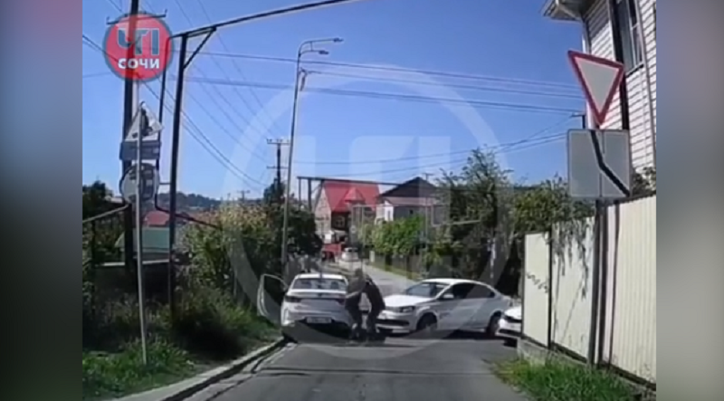 Սոչիի ճանապարհին երկու վարորդների ծեծկռտուքը ֆիքսվել է տեսանյութում