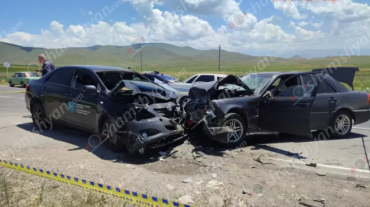 Շիրակի մարզում գերեզմանատան մոտ ճակատ ճակատի բախվել են Toyota-ն ու Mercedes-ը․ կան վիրավորներ