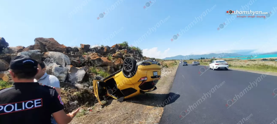 Nissan-ը Սևան-Մարտունի-Գետափ ավտոճանապարհին դուրս է եկել երթևեկելի գոտուց, բախվել քարերին և գլխիվայր շրջվել