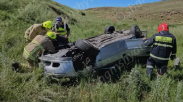 Opel Vectra-ն Երևան-Վանաձոր ավտոճանապարհին դուրս է եկել երթևեկելի գոտուց և գլխիվայր հայտնվել ձորում. կա վիրավոր