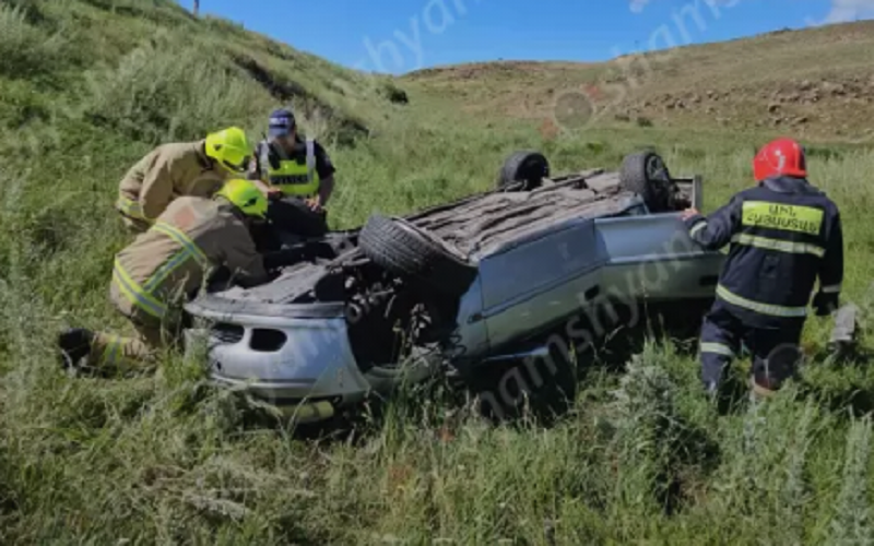 Opel Vectra-ն Երևան-Վանաձոր ավտոճանապարհին դուրս է եկել երթևեկելի գոտուց և գլխիվայր հայտնվել ձորում. կա վիրավոր