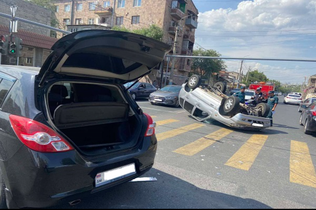 Ավտովթար Ռոստովյան և Աթոյան փողոցների խաչմերուկում․ «Chevrolet» մակնիշի մեքենան գլխիվայր շրջվել է