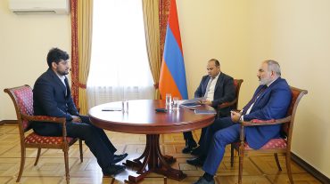 Վարչապետը հյուրընկալել է 44-օրյա պետարազմի հետևանքով հաշմանդամության կարգ ստացած Արամ Արզումանյանին