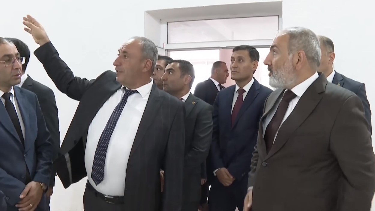 Վարչապետն Ագարակում ծանոթացել է համայնքային կենտրոնի վերանորոգման և բարեկարգման շինաշխատանքներին