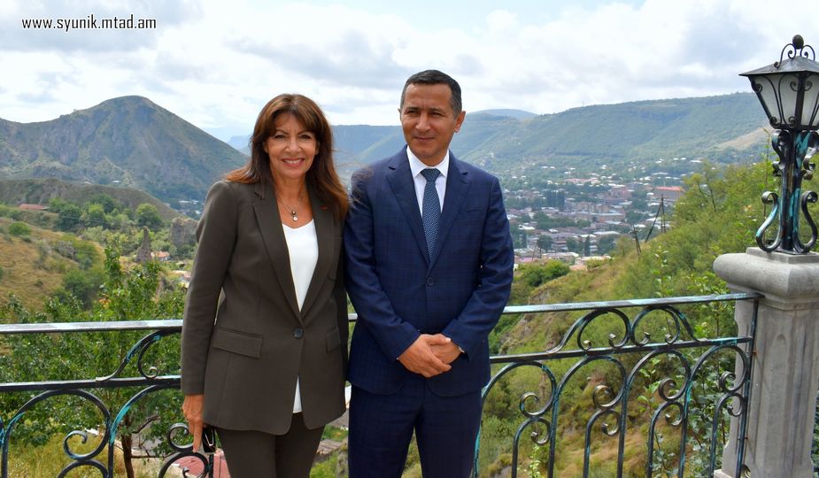 Փարիզի քաղաքապետի գլխավորած պատվիրակությունն ու 10 բեռնատարներից բաղկացած շարասյունը հասան Սյունիք