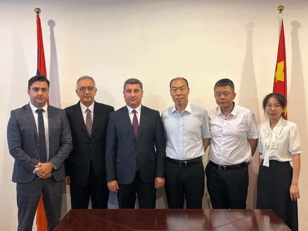 Գնել Սանոսյանը ՉԺՀ-ում հանդիպել է ավտոբուսների արտադրությամբ զբաղվող «Քինգ Լոնգ» ընկերության ներկայացուցիչների հետ