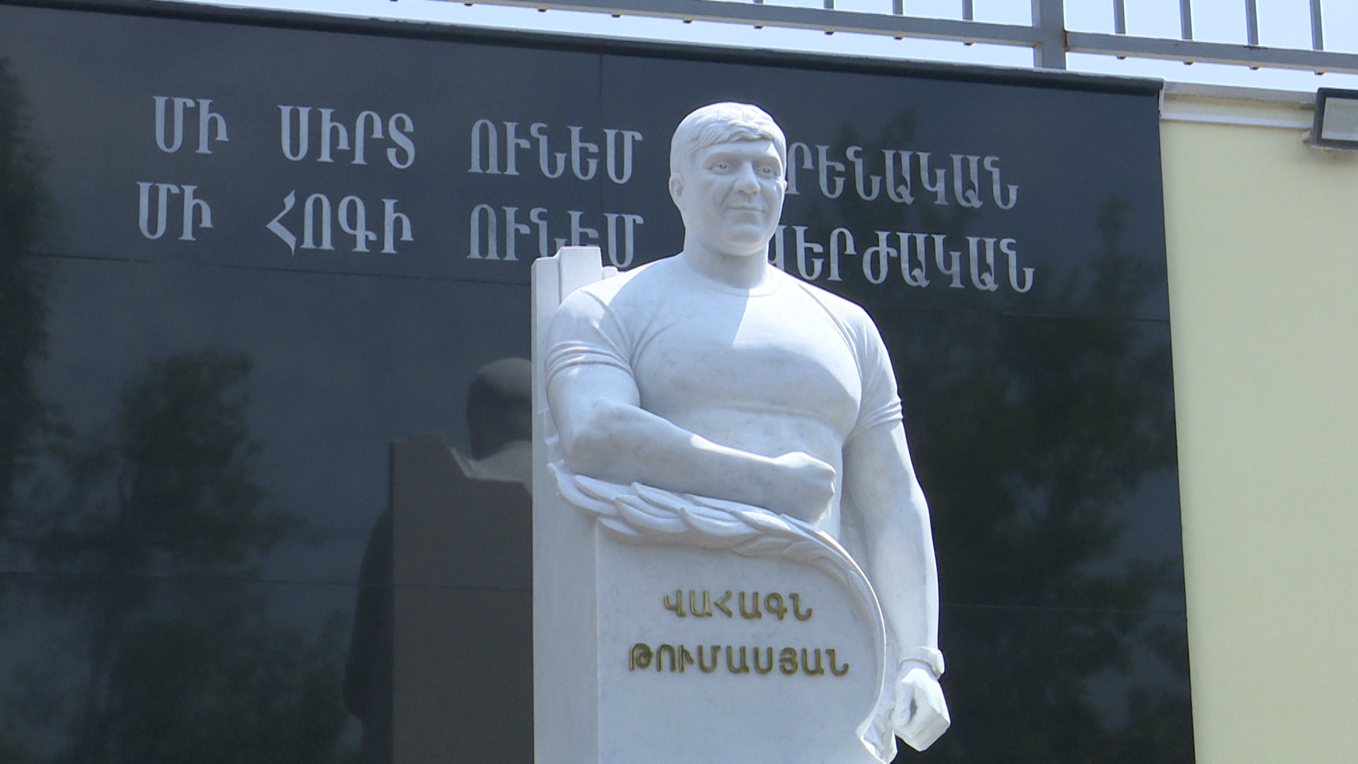 Աբովյանում բացվեց 44-օրյա պատերազմի անմահ հերոս, հետախույզ Վահագն Թումասյանի կիսանդրին